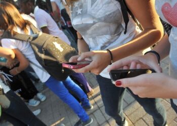 Brasil prohíbe los celulares en las escuelas