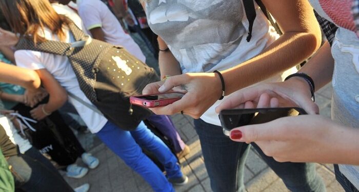 Brasil prohíbe los celulares en las escuelas