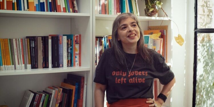 “Sufrir es medio inevitable en la vida”: Mariana Enriquez en el primer episodio de ENTRELIBROS