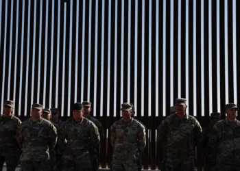 EE.UU. inicia el despliegue de 1.500 militares en la frontera con México