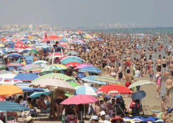 España bate el récord de 93,8 millones de turistas extranjeros, con el empujón de Asia