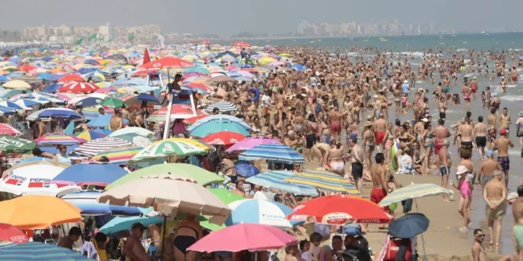 España bate el récord de 93,8 millones de turistas extranjeros, con el empujón de Asia