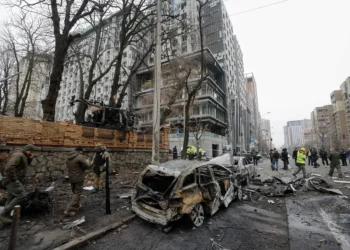 Kiev amanece entre explosiones por un ataque ruso que causa al menos un muerto
