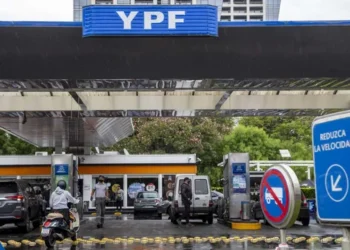 Los precios de los combustibles subieron 2% a pesar de que el Gobierno postergó el alza de un impuesto