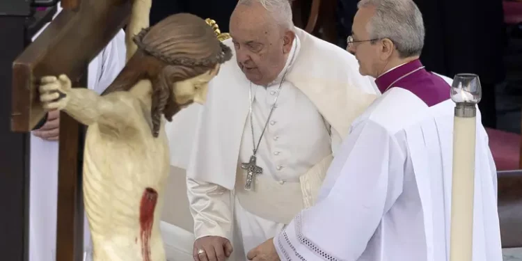 El Papa Francisco se internó para tratarse una persistente bronquitis