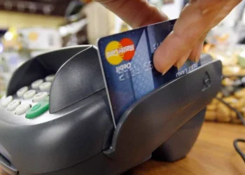 El Gobierno habilitó la opción de pagar en dólares con débito o en cuotas