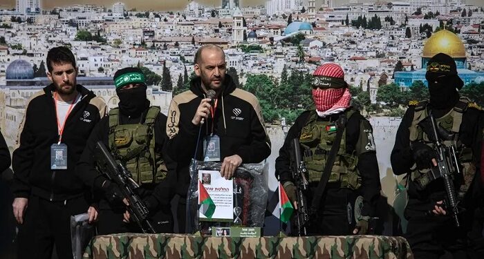 Guerra de Gaza: Hamás libera a tres rehenes israelíes y Tel Aviv pone en libertad a casi 400 presos palestinos