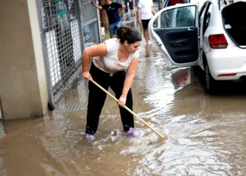 Sin luz ni agua, incomunicados y tratando de rescatar lo que quedó en pie, el día después en Bahía Blanca