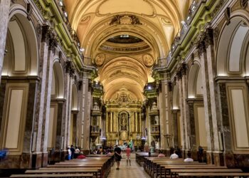 Auge de turismo religioso: aumentó la demanda de recorridos inspirados en el Papa Francisco