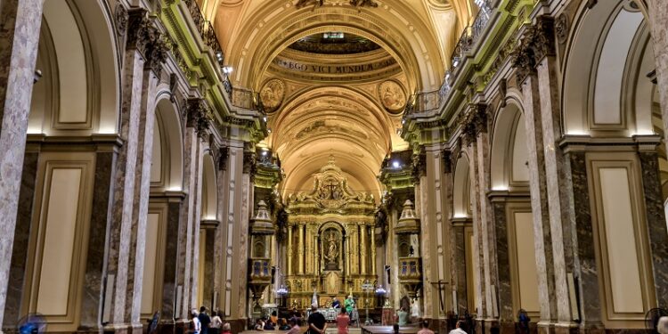 Auge de turismo religioso: aumentó la demanda de recorridos inspirados en el Papa Francisco