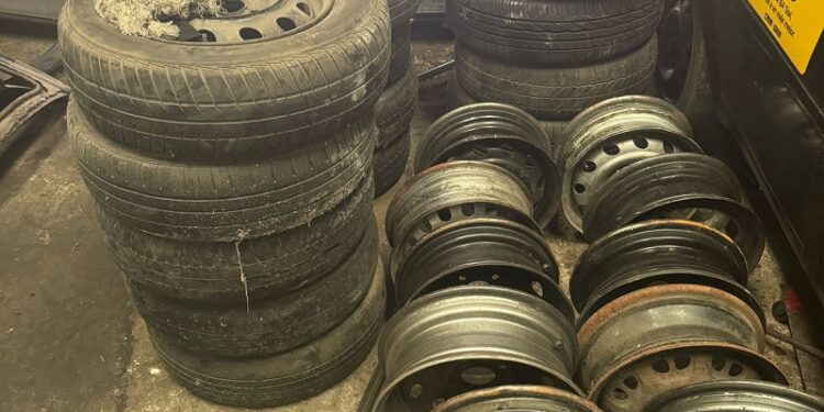 Taller de autopartes ilegales desmantelado en Pompeya