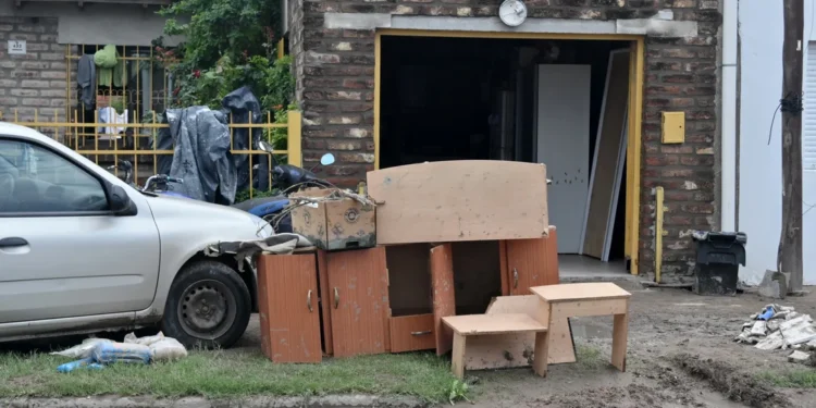 Fuerzas federales y militares asisten a damnificados por temporal en Bahía Blanca