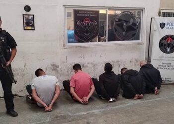 Detienen en Barrio Zavaleta a cinco delincuentes armados que asaltaron a dos ancianos en Parque Patricios