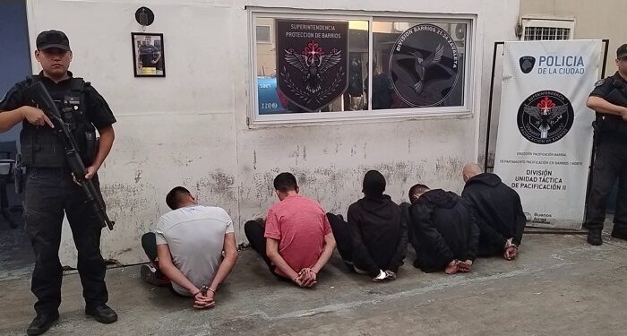 Detienen en Barrio Zavaleta a cinco delincuentes armados que asaltaron a dos ancianos en Parque Patricios