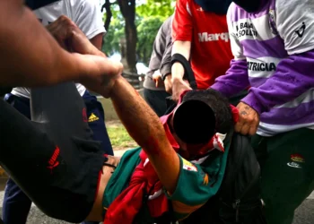 Hinchas de varios clubes se sumaron a la marcha de los jubilados en el Congreso y protagonizaron disturbios con la Policía