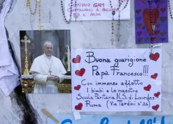 Otra noche tranquila para Francisco, que hoy cumple tres semanas de internación