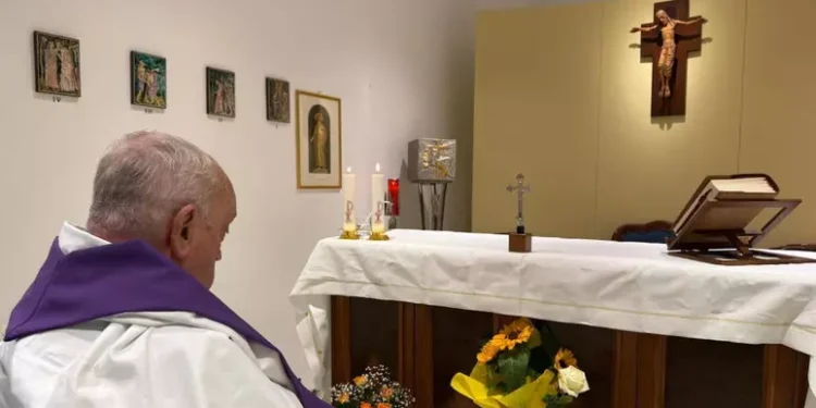 Difunden la primera foto del Papa desde el momento de su hospitalización