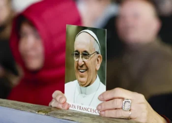 El papa será dado de alta hoy y continuará con la convalecencia al menos dos meses