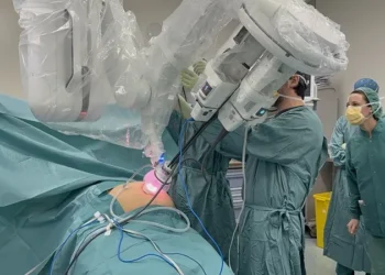 Un robot de última generación permite operar con una incisión o por orificios naturales