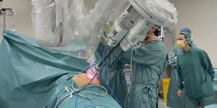 Un robot de última generación permite operar con una incisión o por orificios naturales