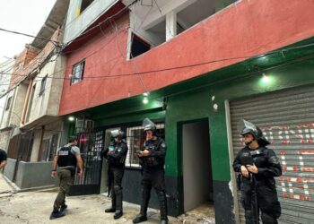 Dos dealers extranjeros y droga incautada tras allanamientos en el Barrio Zavaleta 21-24