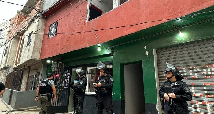 Dos dealers extranjeros y droga incautada tras allanamientos en el Barrio Zavaleta 21-24