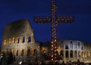El Papa prepara las meditaciones para el viacrucis en el Coliseo