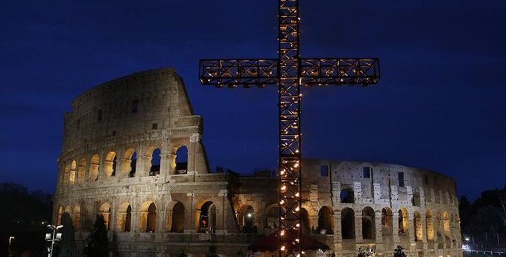 El Papa prepara las meditaciones para el viacrucis en el Coliseo