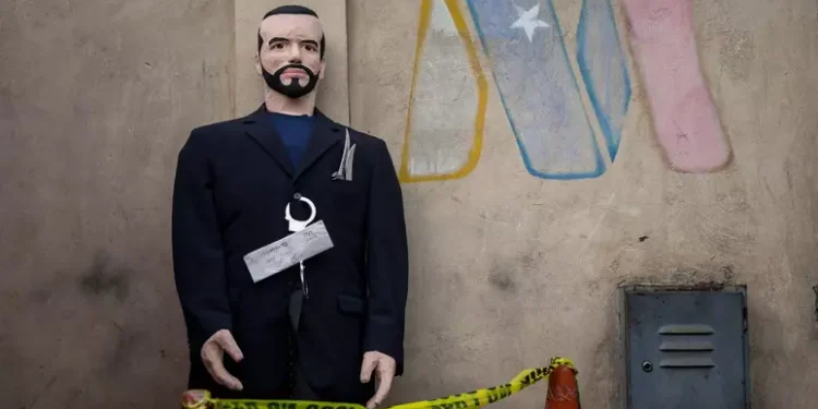 El Presidente salvadoreño propone a Caracas canjear deportados de Estados Unidos por presos políticos del chavismo.