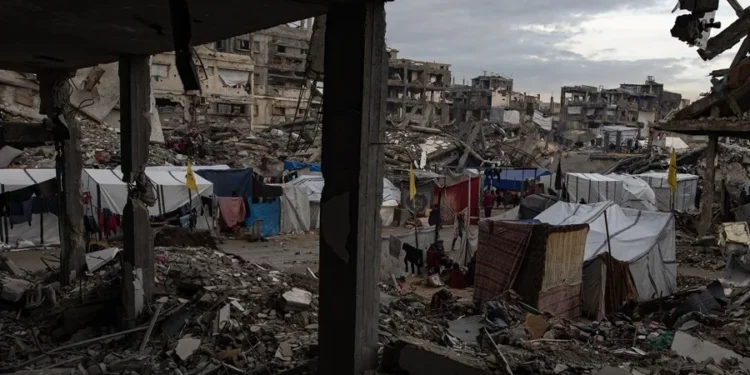 Al menos 19 muertos, entre ellos 9 menores, en un ataque israelí contra una clínica de que acogía desplazados en Gaza