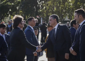 El frío saludo entre Javier Milei y Jorge Macri durante el homenaje a los Héroes de Malvinas