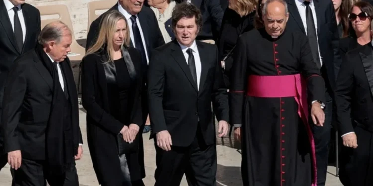 Javier Milei emprendió el regreso al país tras los funerales del Papa Francisco