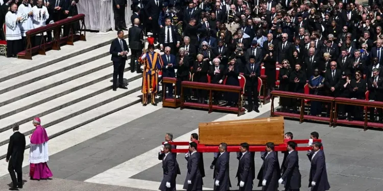 El mundo en la Plaza San Pedo para una histórica despedida al papa del pueblo