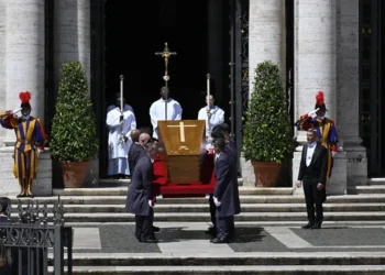 El entierro del papa Francisco se produjo ante el camarlengo y sus familiares