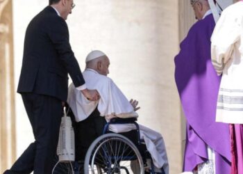 El Papa avanza en su recuperación: mejora su motricidad, su respiración y su habla