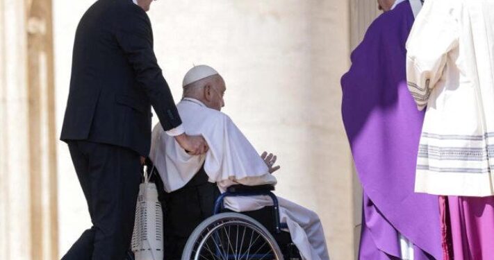 El Papa avanza en su recuperación: mejora su motricidad, su respiración y su habla