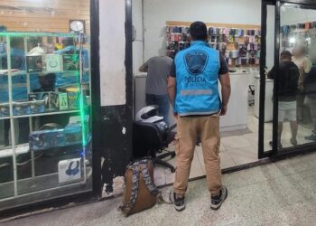 Más de cien celulares “flojos de papeles” secuestrados en una galería de Liniers