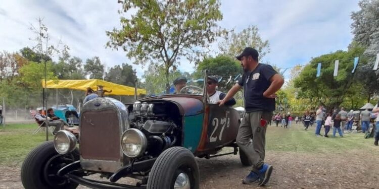 Hay un pueblo que este finde baila en la calle y festeja con Clásica Retro