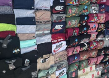 Descubren un micro con más de 2.800 prendas apócrifas en Villa Soldati e incautan cientos de zapatillas en Flores