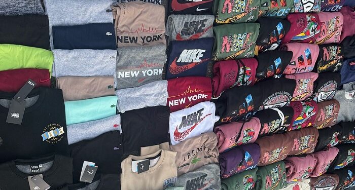 Descubren un micro con más de 2.800 prendas apócrifas en Villa Soldati e incautan cientos de zapatillas en Flores