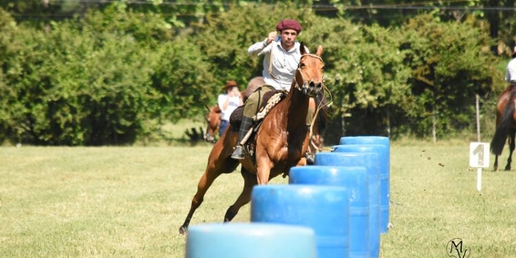 Un 25 de mayo a puro campo en una pequeña y curiosa localidad roqueperense