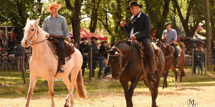 Un 25 de mayo a puro campo en una pequeña y curiosa localidad roqueperense