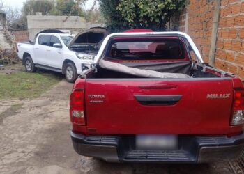 Un detenido y tres camionetas recuperadas tras un allanamiento en un taller mecánico de Ezeiza