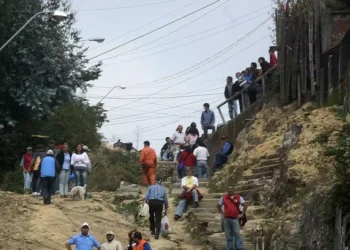Fuerte sismo en el sur de Chile, el alerta de tsunami decrece