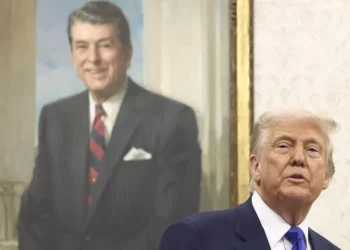 Donald Trump sobre las críticas a su foto vestido de papa: «Denme un respiro»