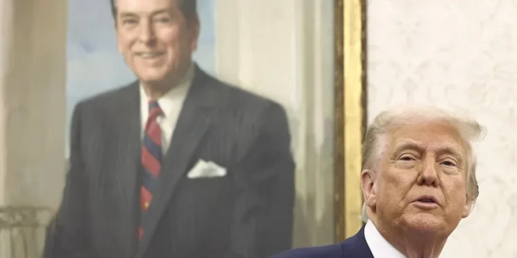 Donald Trump sobre las críticas a su foto vestido de papa: «Denme un respiro»