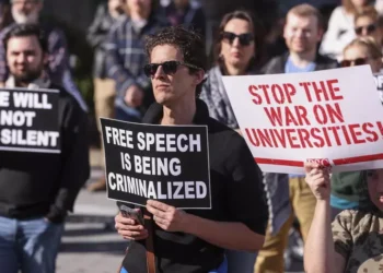 Donald Trump amenaza quitarle 3 mil millones a Harvard