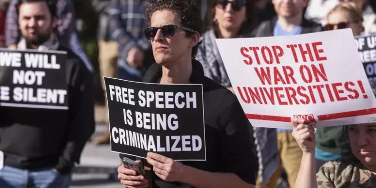 Donald Trump amenaza quitarle 3 mil millones a Harvard