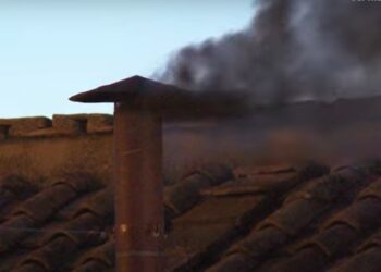 Cónclave: Humo negro por segunda vez en la Plaza de San Pedro