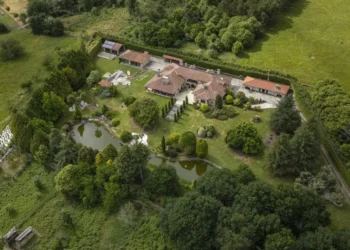 Julio Iglesias, el vecino más popular de un pueblo de Galicia